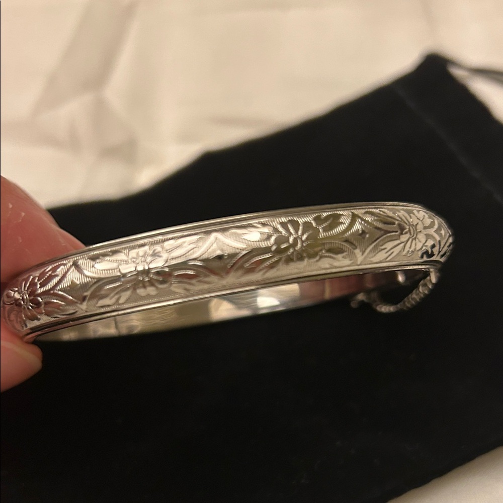 Elegant Silver Bangle Bracelet - Picture 2 of 3